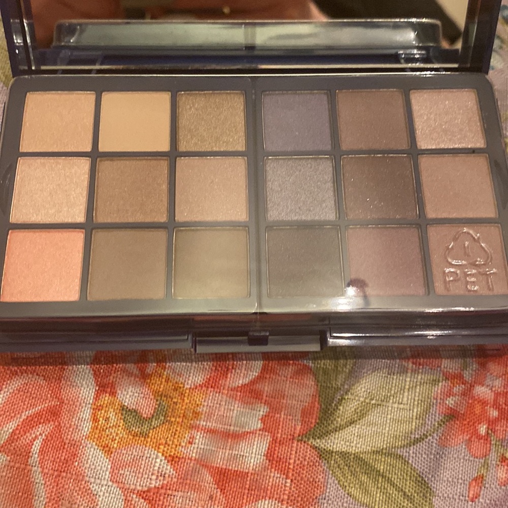 Glimmer glow up mega  palette : 30 eyeshadows, 4 blushes with applicator &mirror - Picture 3 of 8